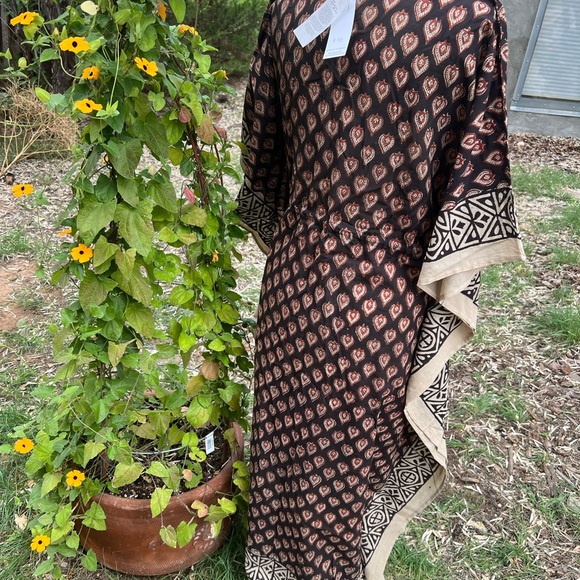 NWT - Kaftan. One size, stunning black, rusty tan print. - Picture 3 of 6